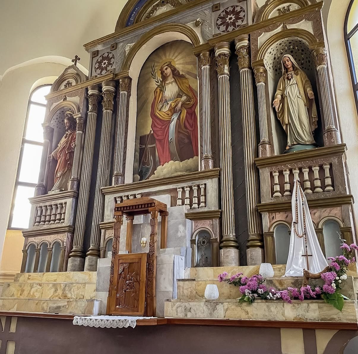 Altari kryesor me pikturën e Shën Katarinës, mes statujave të Zemrës së Krishtit dhe Zemrës së Marisë